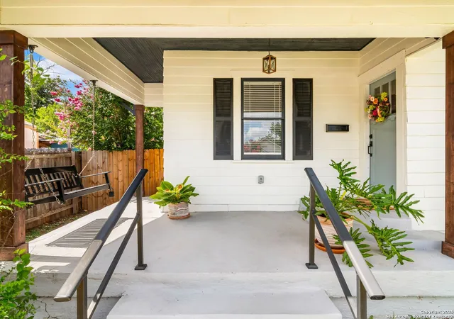 Photo 2 of Sale Pending at 924 W Rosewood, San Antonio, TX 78201 | MLS# 1879794 | Listing updated on 2026-02-09