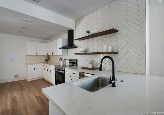 Photo 4 of Sale Pending at 924 W Rosewood, San Antonio, TX 78201 | MLS# 1879794 | Listing updated on 2026-02-09