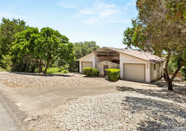 Photo 2 of Single family home for sale at 632 Lake Forrest, Canyon Lake, TX 78133 | MLS# 1879844 | Listing updated on 2025-07-10