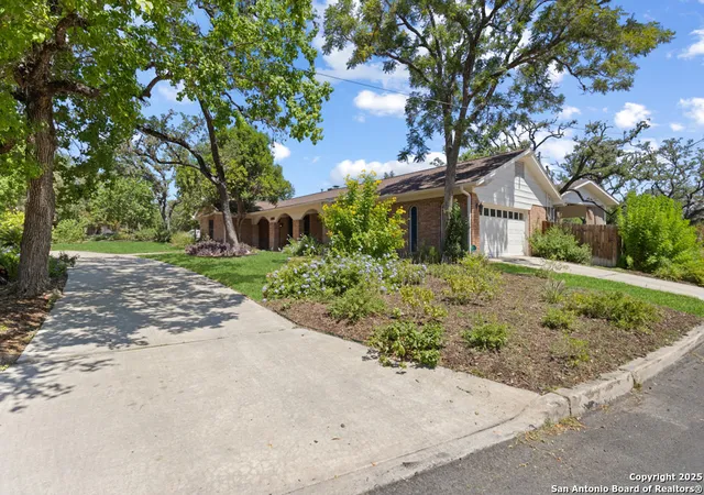 Photo 2 of Sale Pending at 10410 Sunflower Ln, San Antonio, TX 78213 | MLS# 1879893 | Listing updated on 2025-11-16