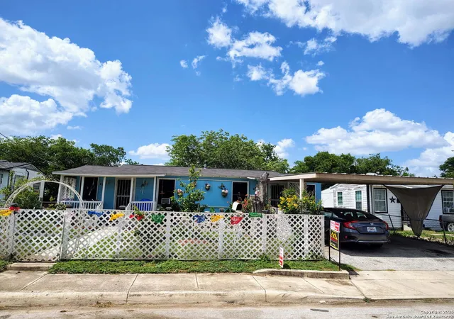 Photo 4 of Sale Pending at 859 Thompson Pl, San Antonio, TX 78226 | MLS# 1879937 | Listing updated on 2025-09-08
