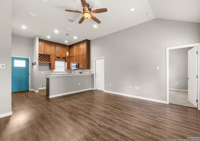 5th image of 152 Navarro, Seguin, TX 78155