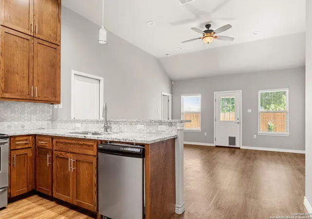 4th image of 152 Navarro, Seguin, TX 78155