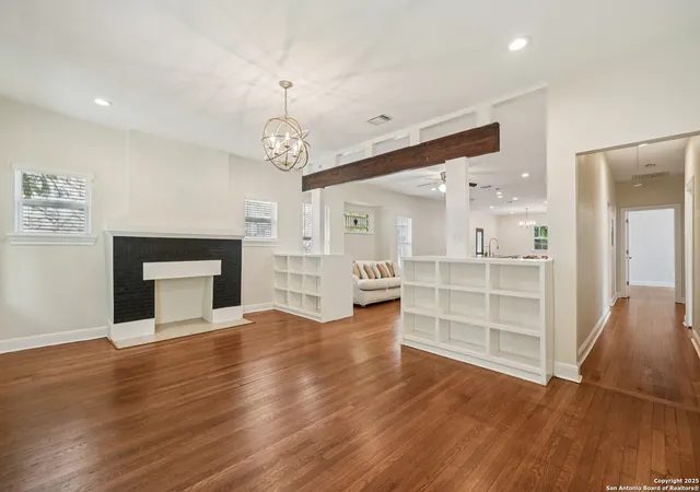 Photo 3 of Sale Pending at 1139 W Russell Pl, San Antonio, TX 78201 | MLS# 1880416 | Listing updated on 2025-10-17