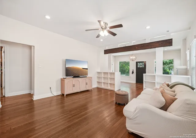 Photo 4 of Sale Pending at 1139 W Russell Pl, San Antonio, TX 78201 | MLS# 1880416 | Listing updated on 2025-10-17