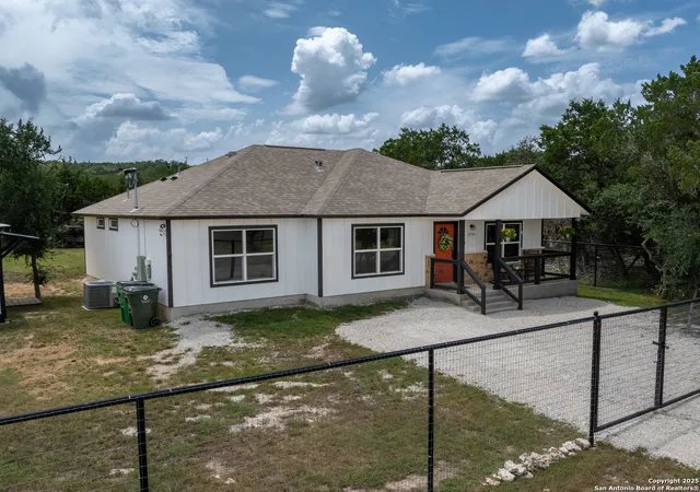 Photo 1 of Single family home for sale at 1056 Greenbriar, Canyon Lake, TX 78133 | MLS# 1880707 | Listing updated on 2025-08-25