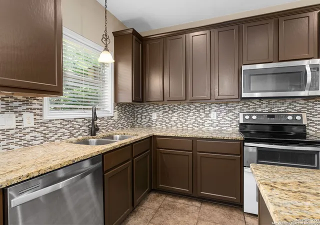Photo 4 of Sale Pending at 103 Surrey Dr, Boerne, TX 78006 | MLS# 1880719 | Listing updated on 2026-03-23