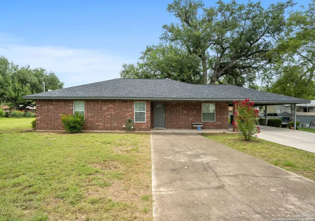 Photo 1 of Single family home for sale at 908 N Mansfield, Pleasanton, TX 78064 | MLS# 1881001 | Listing updated on 2025-08-15