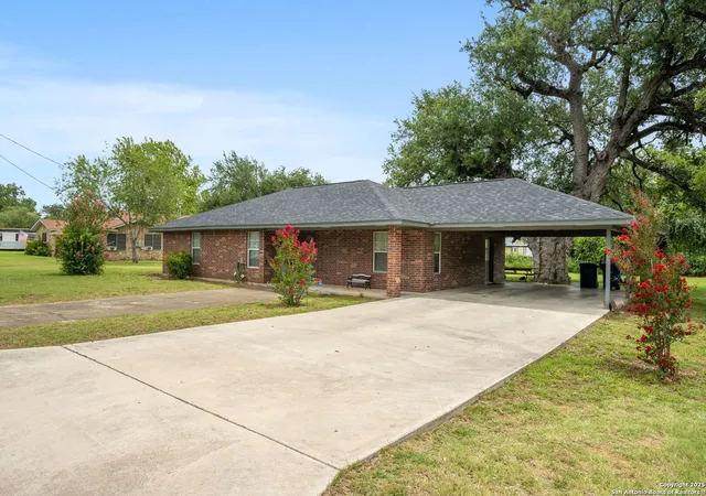 Photo 3 of Single family home for sale at 908 N Mansfield, Pleasanton, TX 78064 | MLS# 1881001 | Listing updated on 2025-08-15