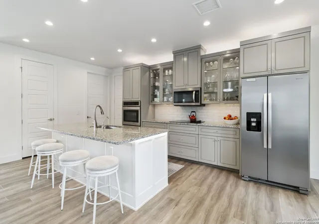 Photo 3 of Single family home for sale at 115 Sendera Way, Canyon Lake, TX 78133 | MLS# 1881020 | Listing updated on 2025-10-10