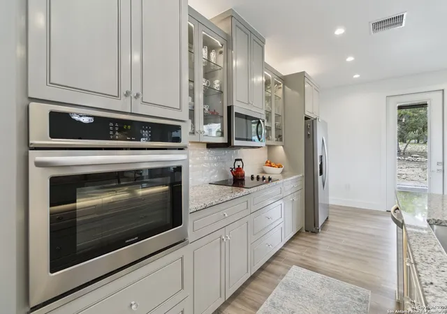 Photo 4 of Single family home for sale at 115 Sendera Way, Canyon Lake, TX 78133 | MLS# 1881020 | Listing updated on 2025-10-10