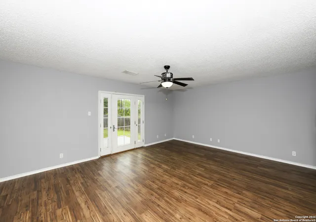 Photo 4 of Sale Pending at 7915 Bowens Crossing, San Antonio, TX 78250 | MLS# 1881106 | Listing updated on 2025-10-20