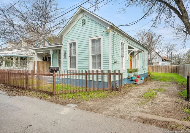 Photo 2 of Single family home for sale at 101 Alder, San Antonio, TX 78202 | MLS# 1881234 | Listing updated on 2025-10-17