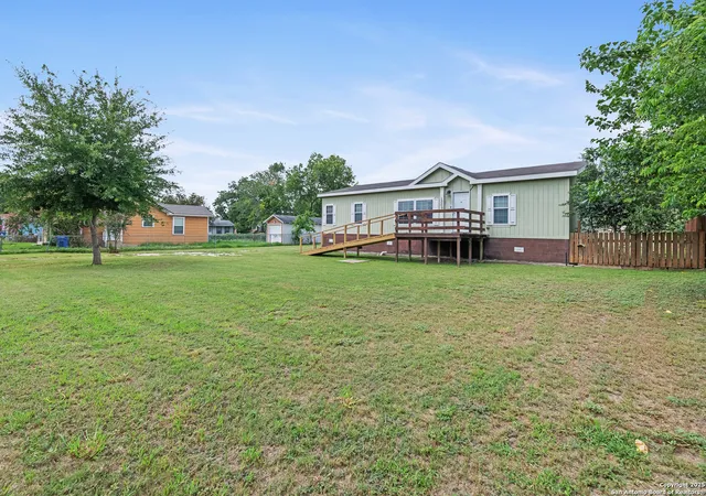 1st image of 1305 5th, Floresville, TX 78114 | MLS# 1881533