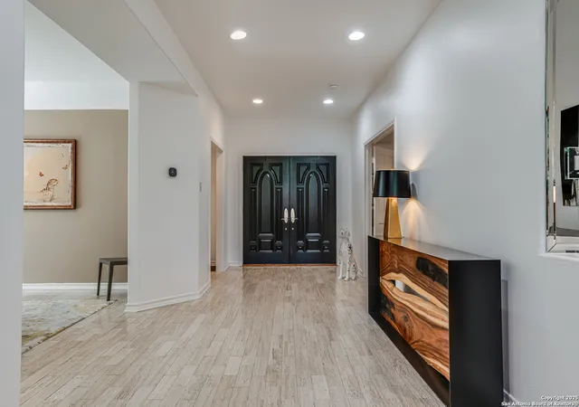 Photo 3 of Sale Pending at 6 Villa Jardin, San Antonio, TX 78230 | MLS# 1881591 | Listing updated on 2026-01-16
