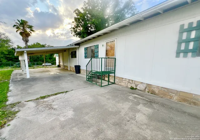 Photo 4 of Manufactured home for sale at 300 Bliss Circle, Brackettville, TX 78832 | MLS# 1882139 | Listing updated on 2025-11-24