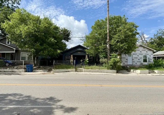 Photo 3 of Sale Pending at 3222 W Martin St, San Antonio, TX 78207 | MLS# 1882616 | Listing updated on 2025-10-25