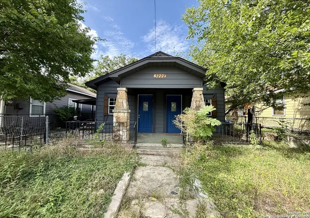 Photo 1 of Sale Pending at 3222 W Martin St, San Antonio, TX 78207 | MLS# 1882616 | Listing updated on 2025-10-25