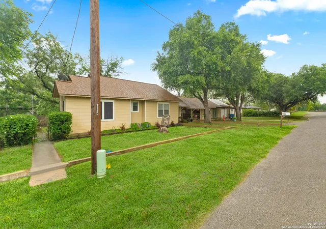 2nd image of 1604 J St, Floresville, TX 78114 | MLS# 1882656