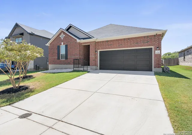Photo 3 of Single family home for sale at 220 Shadow Terrace, Universal City, TX 78148 | MLS# 1882739 | Listing updated on 2025-11-08