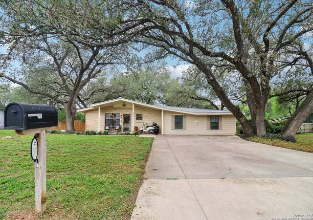 2nd image of 503 Mockingbird, Devine, TX 78016 | MLS# 1882804