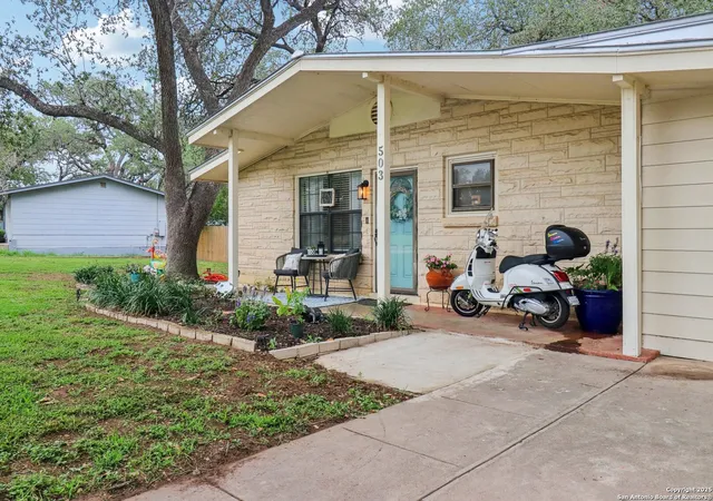 3rd image of 503 Mockingbird, Devine, TX 78016 | MLS# 1882804