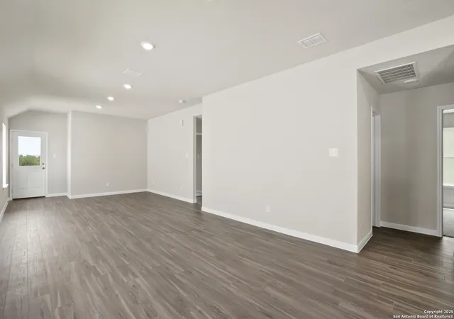 3rd image of 8810 Black Oak Dr, Elmendorf, TX 78112 | MLS# 1882917