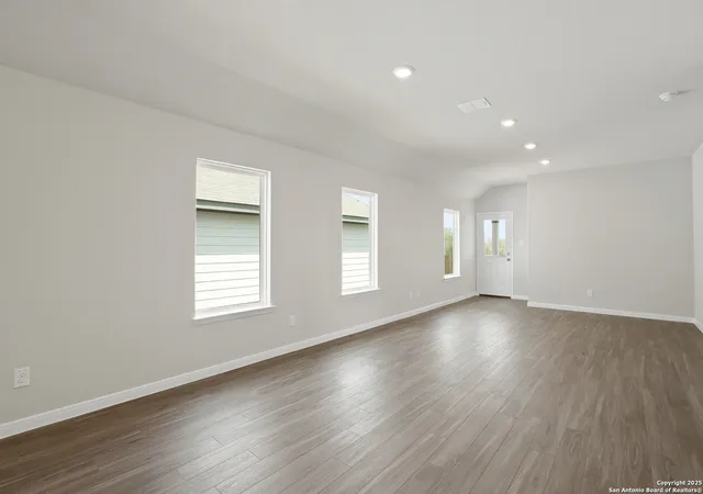 4th image of 8810 Black Oak Dr, Elmendorf, TX 78112 | MLS# 1882917