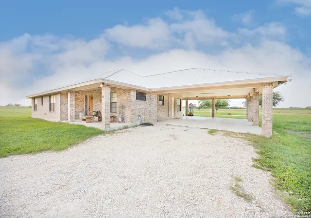 Photo 2 of Single family home for sale at 472 County Road 444, Hondo, TX 78861 | MLS# 1883099 | Listing updated on 2026-02-28