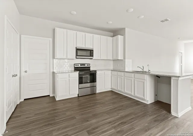 Photo 4 of Sale Pending at 2442 Redlove Dr, San Antonio, TX 78224 | MLS# 1883291 | Listing updated on 2025-08-01