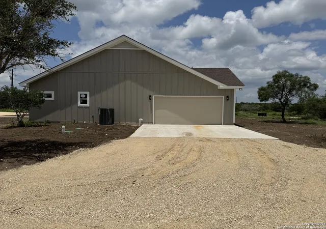 Photo 3 of Single family home for sale at 61 Friendship Hills, Uvalde, TX 78801 | MLS# 1883363 | Listing updated on 2025-11-10