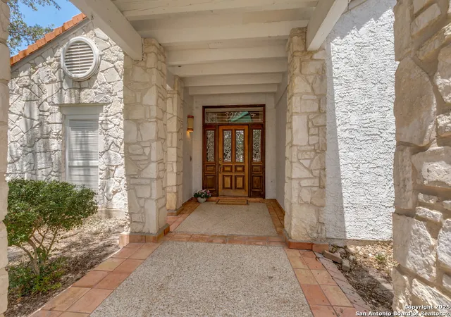 Photo 2 of Sale Pending at 3915 Hunters Crst, San Antonio, TX 78230 | MLS# 1883396 | Listing updated on 2025-10-19