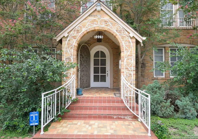 3rd image of 225 W Summit, San Antonio, TX 78212 | MLS# 1883501