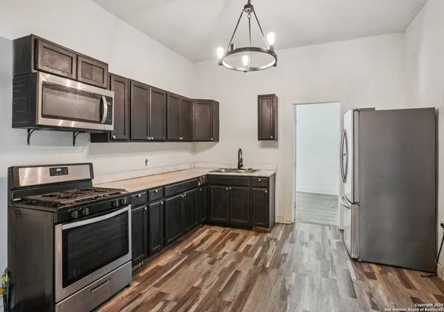 Photo 3 of Sale Pending at 430 Aaron Pl, San Antonio, TX 78221 | MLS# 1883606 | Listing updated on 2025-10-13
