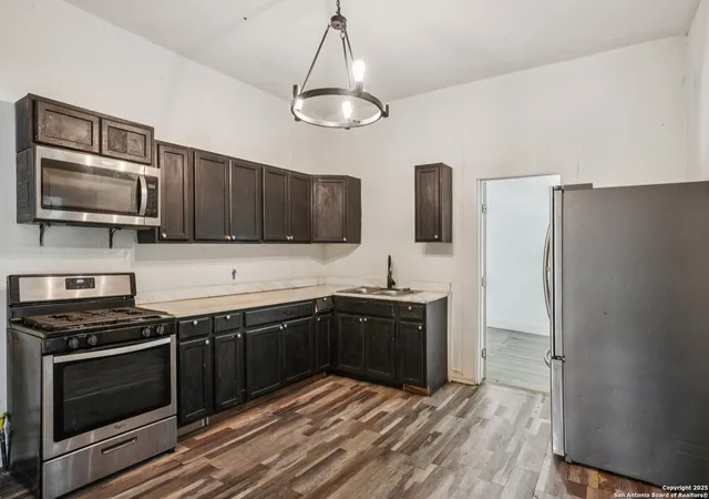 Photo 3 of Sale Pending at 430 Aaron Pl, San Antonio, TX 78221 | MLS# 1883606 | Listing updated on 2025-10-13