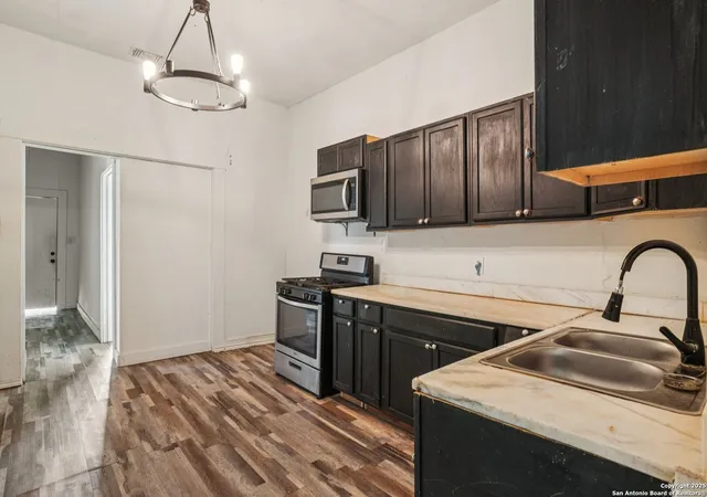 Photo 4 of Sale Pending at 430 Aaron Pl, San Antonio, TX 78221 | MLS# 1883606 | Listing updated on 2025-10-13