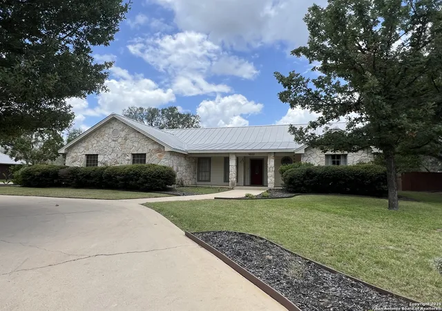Photo 2 of Sale Pending at 1622 Continental Dr, Pleasanton, TX 78064 | MLS# 1883712 | Listing updated on 2025-10-30