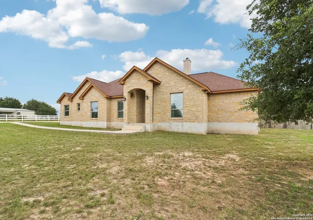 Photo 4 of Sale Pending at 164 Abrego Lake, Floresville, TX 78114 | MLS# 1883842 | Listing updated on 2026-01-12