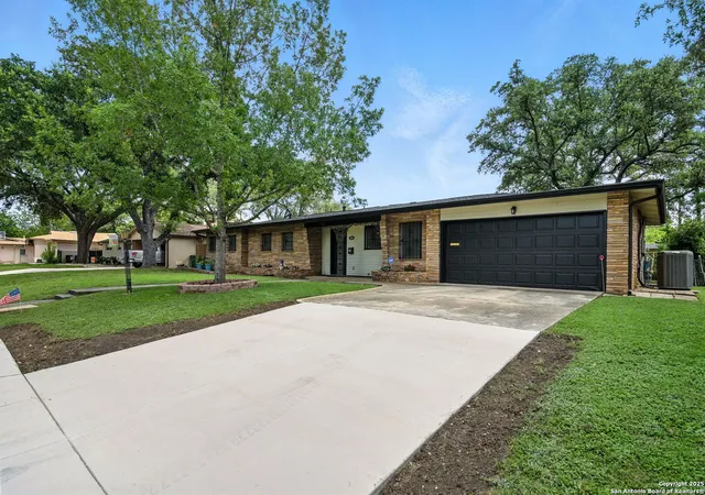 Photo 2 of Sale Pending at 310 Montpelier, San Antonio, TX 78228 | MLS# 1883961 | Listing updated on 2025-09-11
