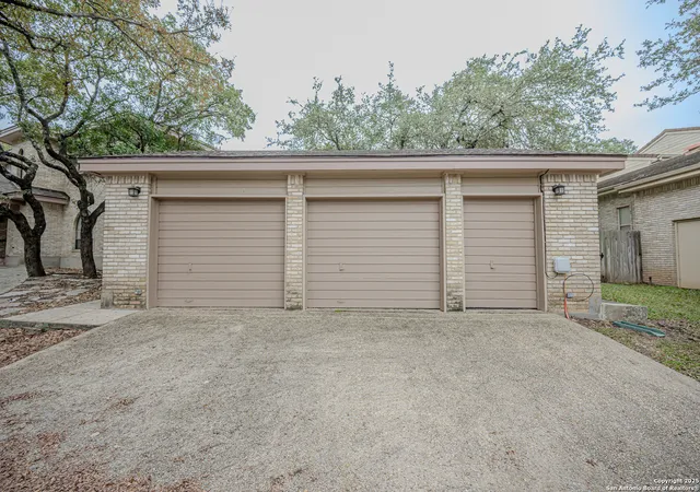 Photo 4 of Single family home for sale at 7802 Timber Top Dr, Boerne, TX 78015 | MLS# 1884065 | Listing updated on 2025-12-01