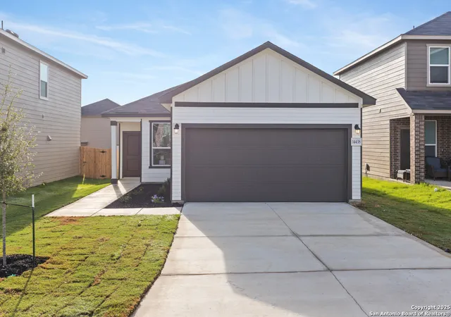 Photo 1 of Single family home for sale at 14438 Stinger Hook, Elmendorf, TX 78112 | MLS# 1884083 | Listing updated on 2025-10-31