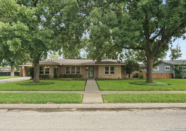 Photo 2 of Single family home for sale at 818 Cherry, Uvalde, TX 78801 | MLS# 1884136 | Listing updated on 2025-11-11