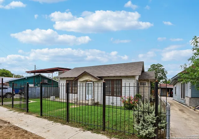 Photo 4 of Single family home for sale at 106 Carroll St, San Antonio, TX 78225 | MLS# 1884215 | Listing updated on 2025-11-03