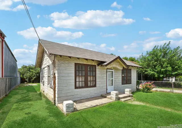 Photo 2 of Single family home for sale at 106 Carroll St, San Antonio, TX 78225 | MLS# 1884215 | Listing updated on 2025-11-03
