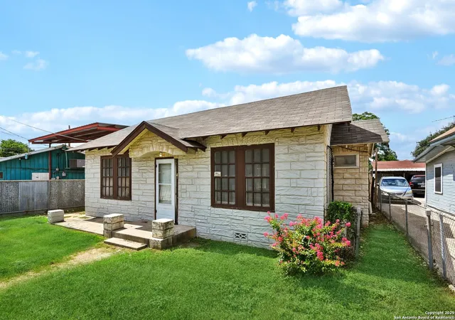 Photo 3 of Single family home for sale at 106 Carroll St, San Antonio, TX 78225 | MLS# 1884215 | Listing updated on 2025-11-03
