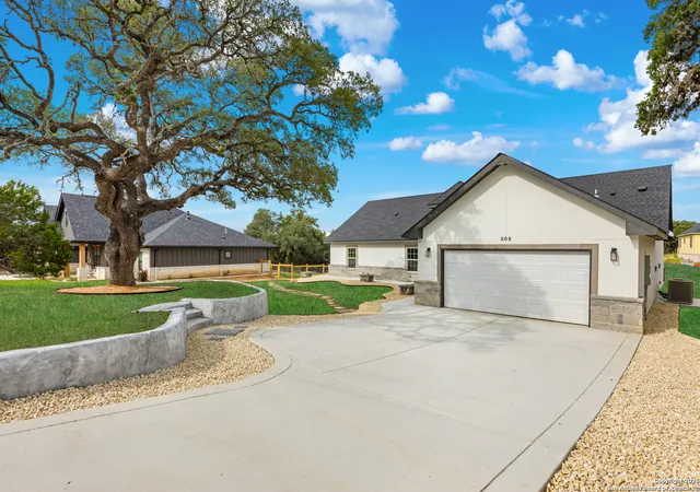 Photo 3 of Sale Pending at 808 Heinen Rd, Bandera, TX 78003 | MLS# 1884314 | Listing updated on 2025-10-19