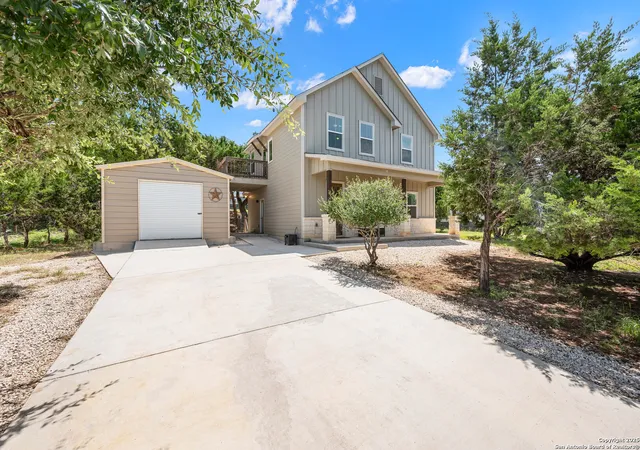 Photo 1 of Single family home for sale at 1130 Twin Deer, Canyon Lake, TX 78133 | MLS# 1884420 | Listing updated on 2025-10-07