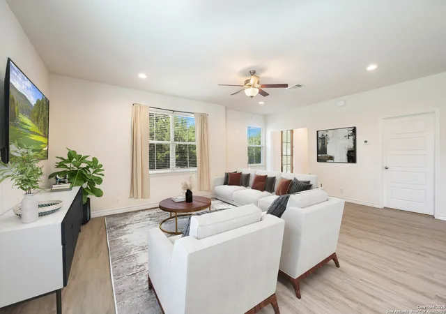 Photo 1 of Single family home for sale at 1130 Twin Deer, Canyon Lake, TX 78133 | MLS# 1884420 | Listing updated on 2025-10-07