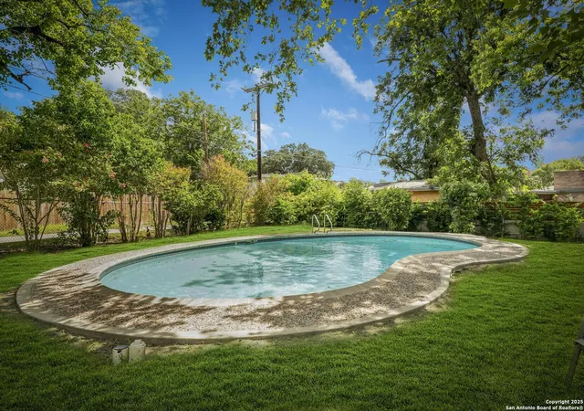 Photo 1 of Sale Pending at 2407 W Kings Hwy, San Antonio, TX 78228 | MLS# 1884564 | Listing updated on 2025-09-26