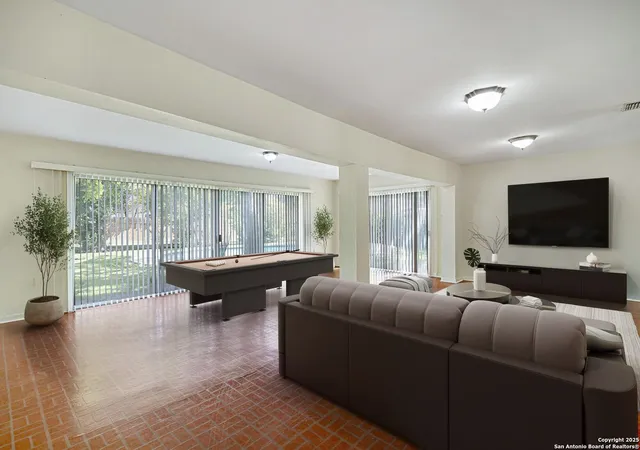 Photo 3 of Sale Pending at 2407 W Kings Hwy, San Antonio, TX 78228 | MLS# 1884564 | Listing updated on 2025-09-26